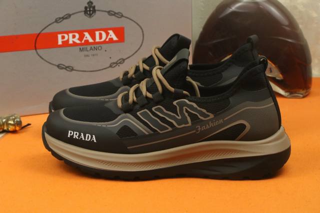 工厂价 爆单款 Prada 普拉达 香港专柜休闲鞋，专柜品质，优质做工，鞋面采用进口透气飞织弹力布面料，舒适透气内里，原板防滑橡胶大底 ，休闲时尚，高端品质，码